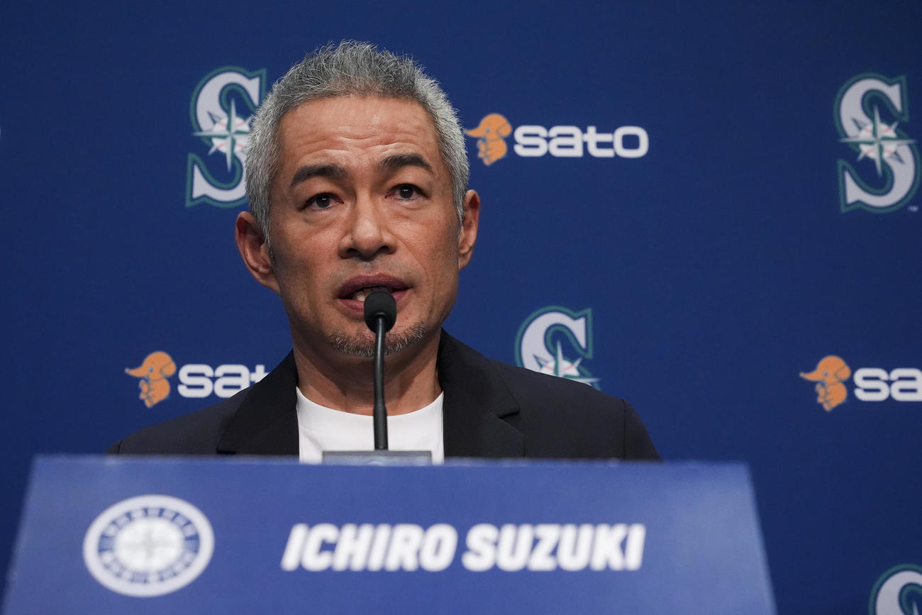 アジア人で初めての米国野球殿堂入りし、記者会見するイチロー氏（AP）