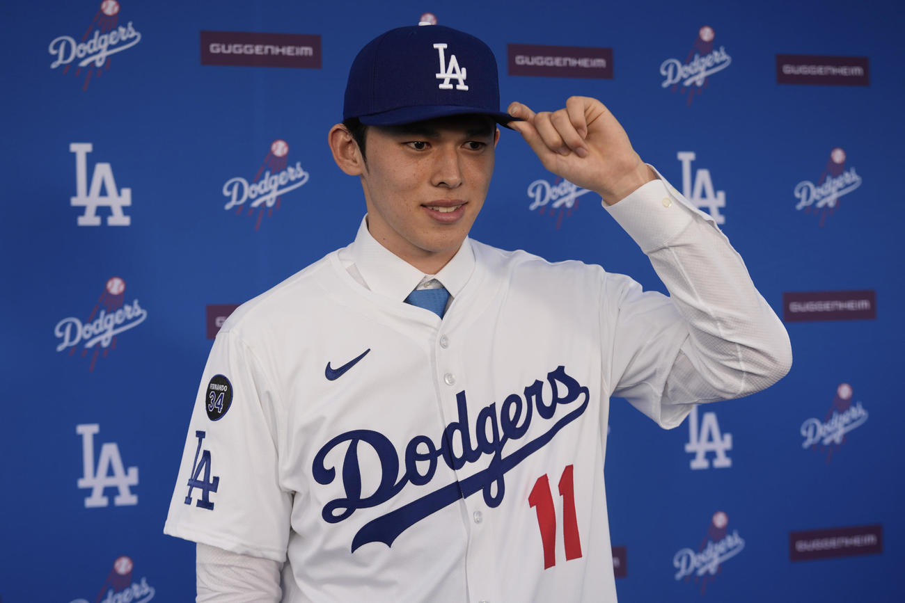 ドジャース入団会見でポーズをとる佐々木朗希（AP）