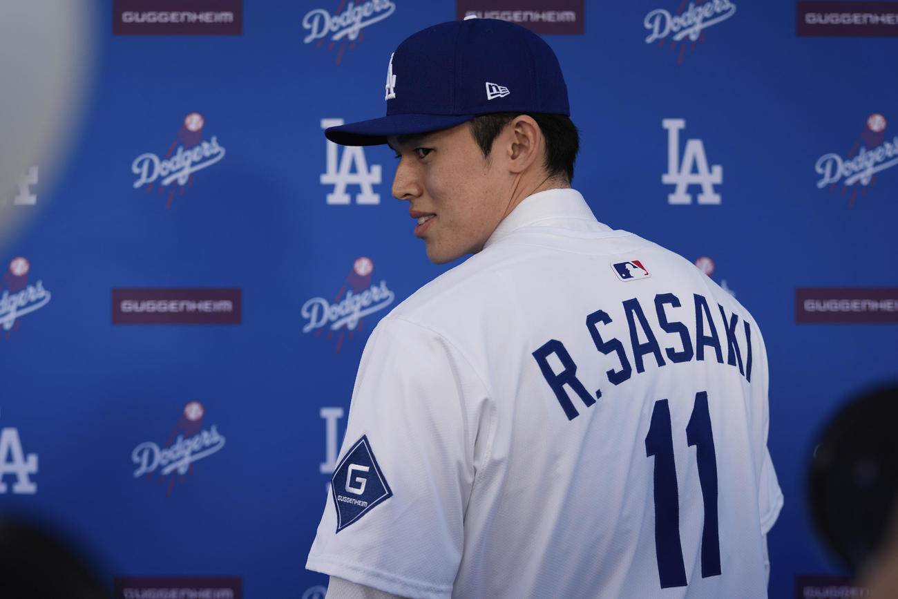 ドジャース入団会見を行った佐々木朗希。背ネームには「R.SASAKI」の文字が入った（AP）