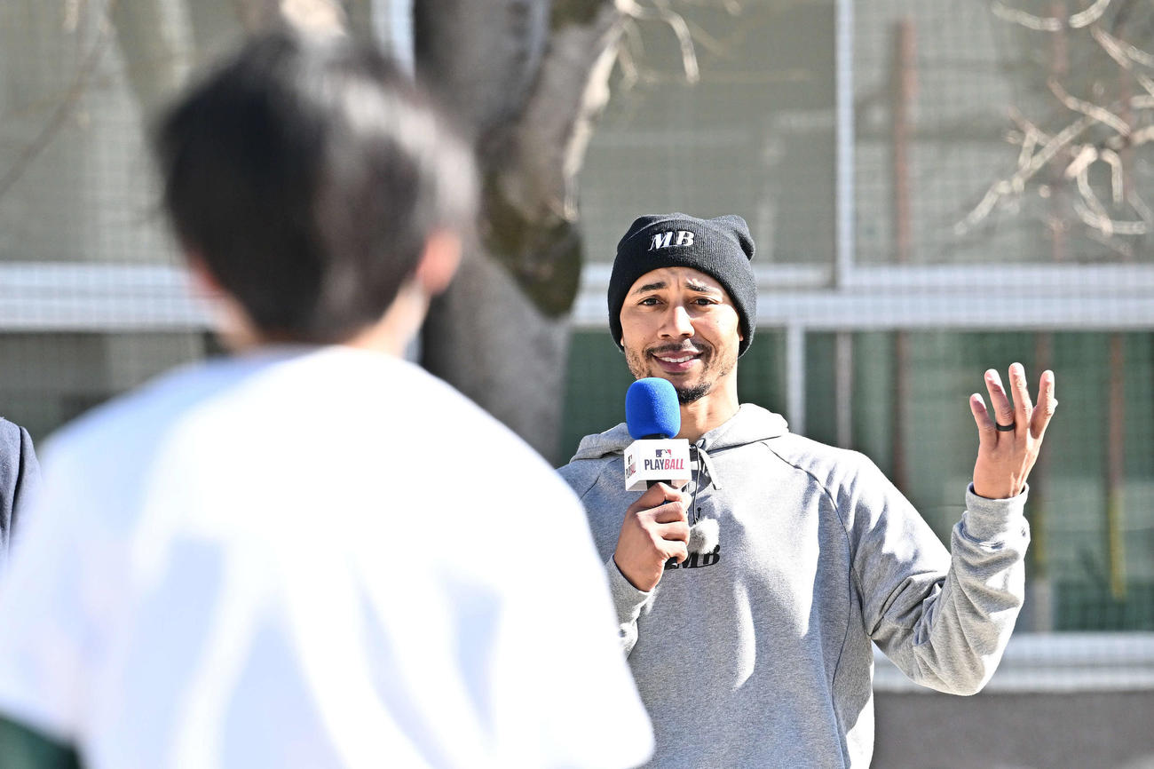 野球体験を終えた児童の質問に答えるベッツ（撮影・滝沢徹郎）