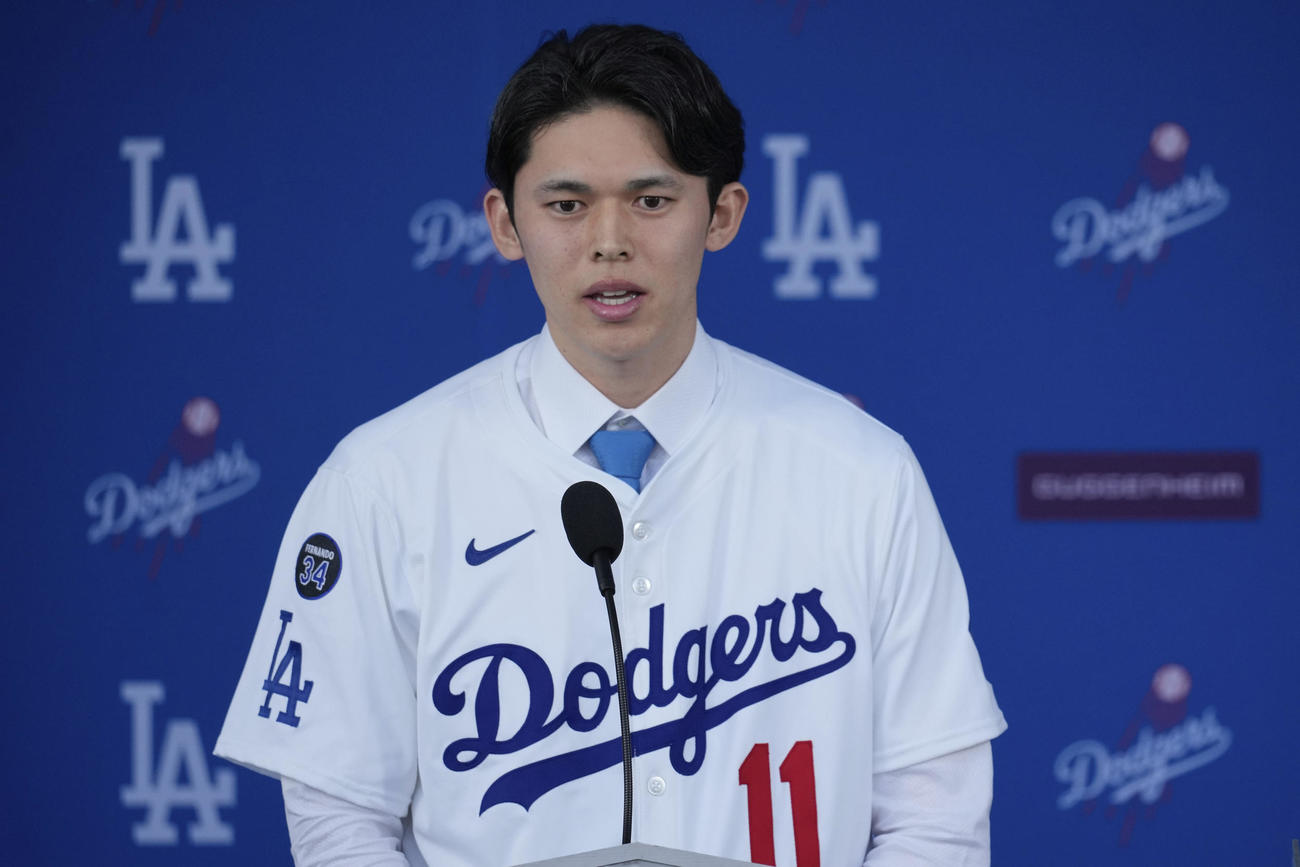 ドジャース入団会見に臨む佐々木朗希（AP）