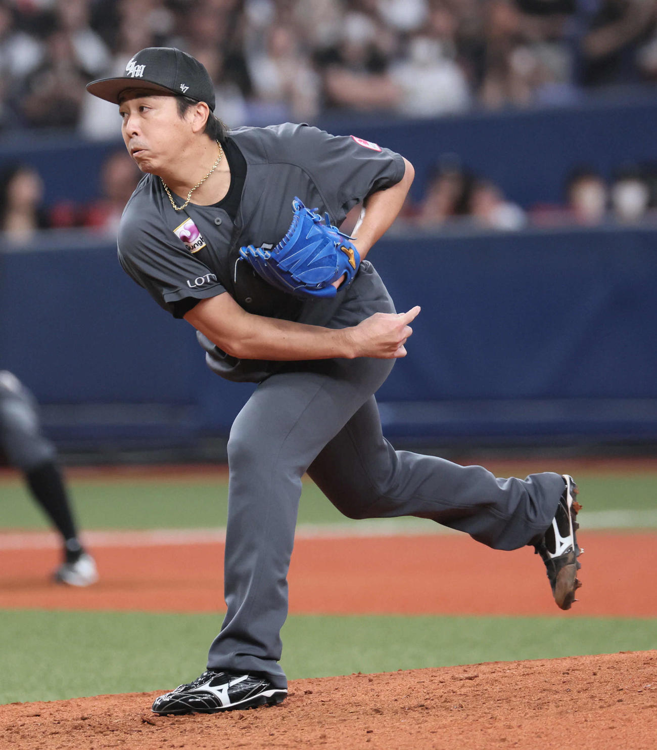 オリックス対ロッテ　9回表ロッテ1死満塁のピンチをしのいで20セーブ目を挙げた益田直也＝2024年8月24日、京セラドーム大阪
