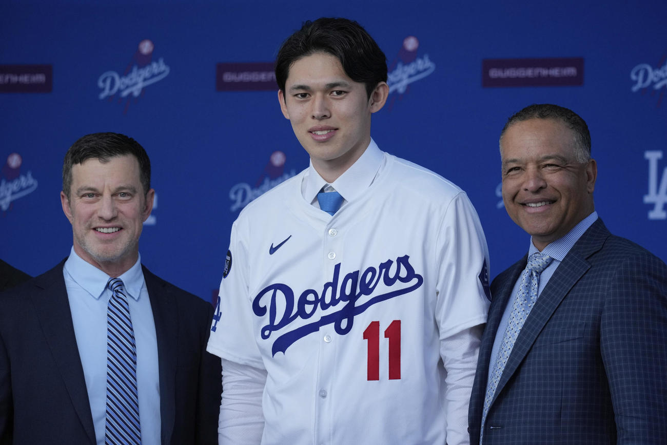 ドジャース入団会見で佐々木朗希（中央）はアンドリュー・フリードマン編成本部長（左）デーブ・ロバーツ監督と記念撮影（AP）
