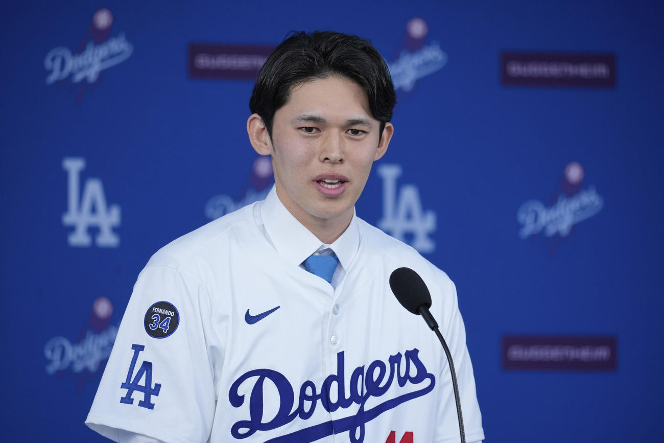 ドジャース入団会見に臨む佐々木朗希（AP）