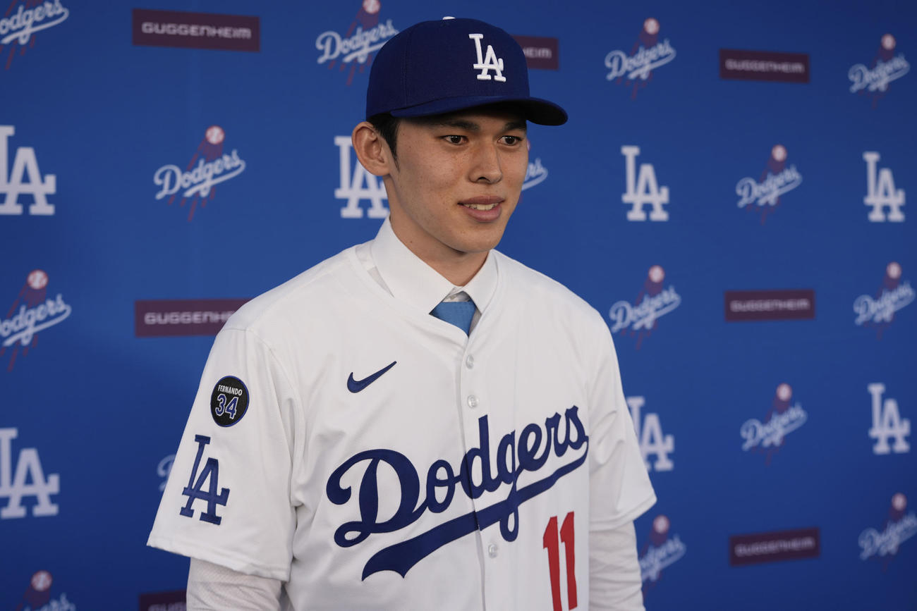ドジャース入団会見に臨む佐々木朗希（AP）