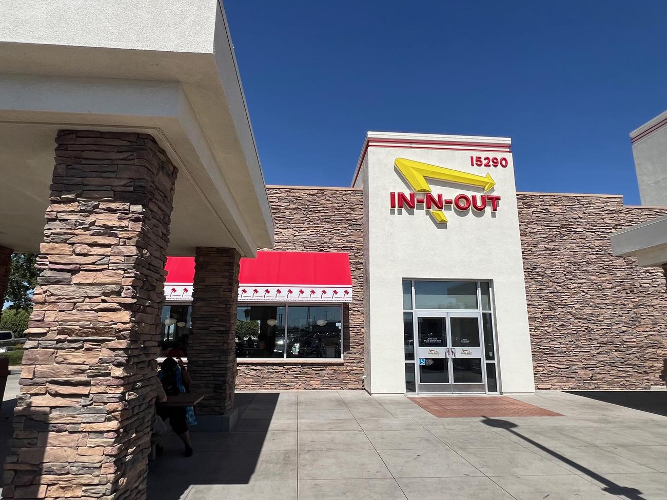カリフォルニア州ビクタービルにあるイン・アンド・アウト・バーガーの店舗外観（撮影・金子真仁）