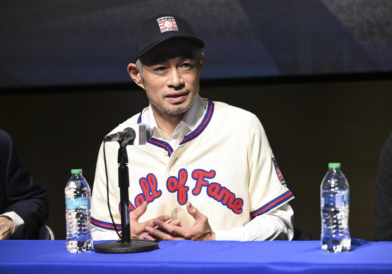 米国野球殿堂入りし、殿堂博物館で記者会見するイチロー氏（AP）