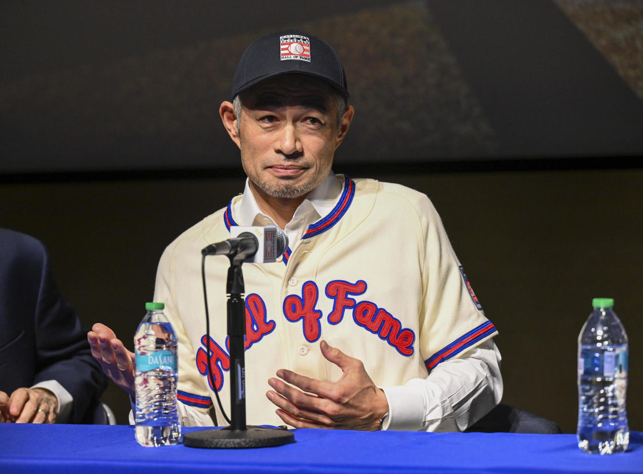 米国野球殿堂入りし、殿堂博物館で記者会見するイチロー氏（AP）