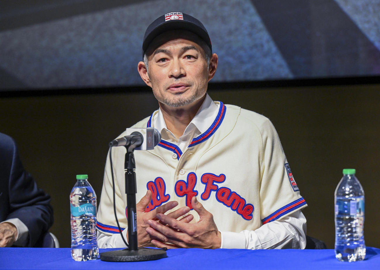 米国野球殿堂入りし、殿堂博物館で記者会見するイチロー氏（２０２５年１月２３日、AP）
