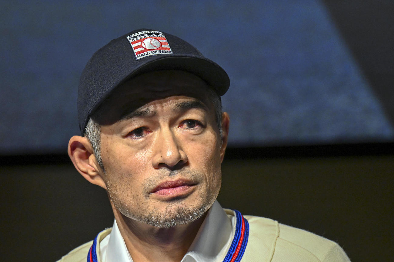 米国野球殿堂入りし、殿堂博物館で記者会見するイチロー氏（２０２５年１月２３日、AP）
