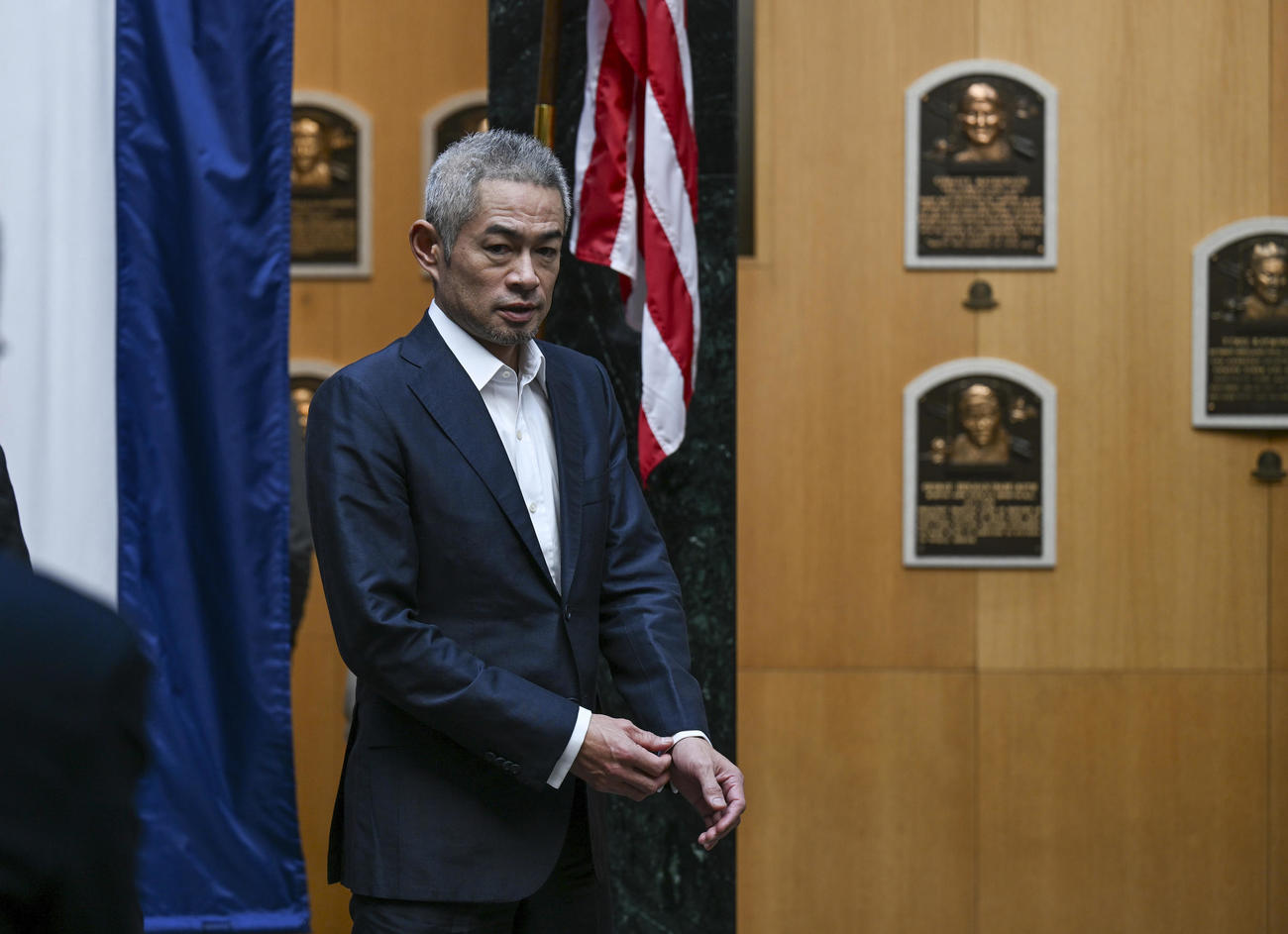 米国野球殿堂入りし、殿堂博物館で記者会見に臨むイチロー氏（AP）