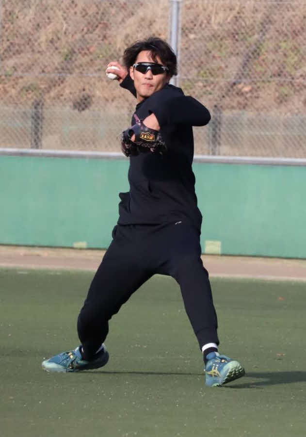 5日、母校の大阪桐蔭の練習場でキャッチボールを行った藤浪