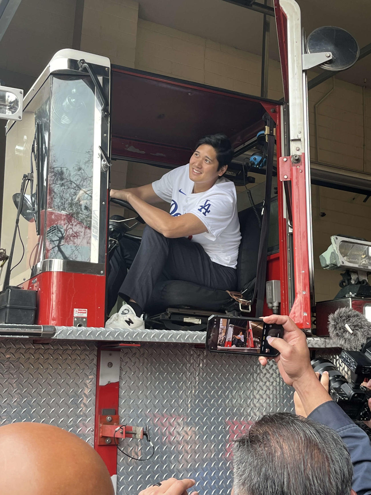 ロサンゼルスの消防署を訪れた大谷は、はしご車に乗り、ハンドルを握る（代表撮影）