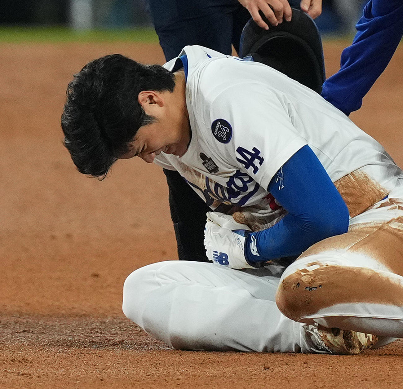 24年10月26日　ドジャース対ヤンキース　7回裏ドジャース2死一塁、二塁盗塁を狙うもアウトとなった大谷は、左肩を脱臼しもん絶する