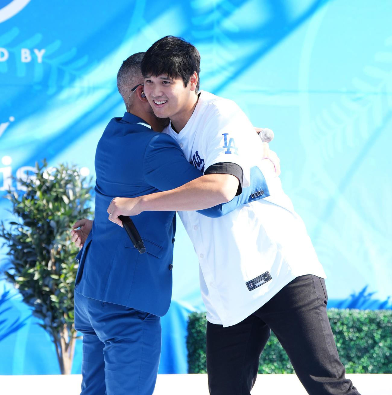 ファン感謝イベント「ドジャーフェスト」に参加し、ハグで迎えられるドジャース大谷（右）（撮影・菅敏）