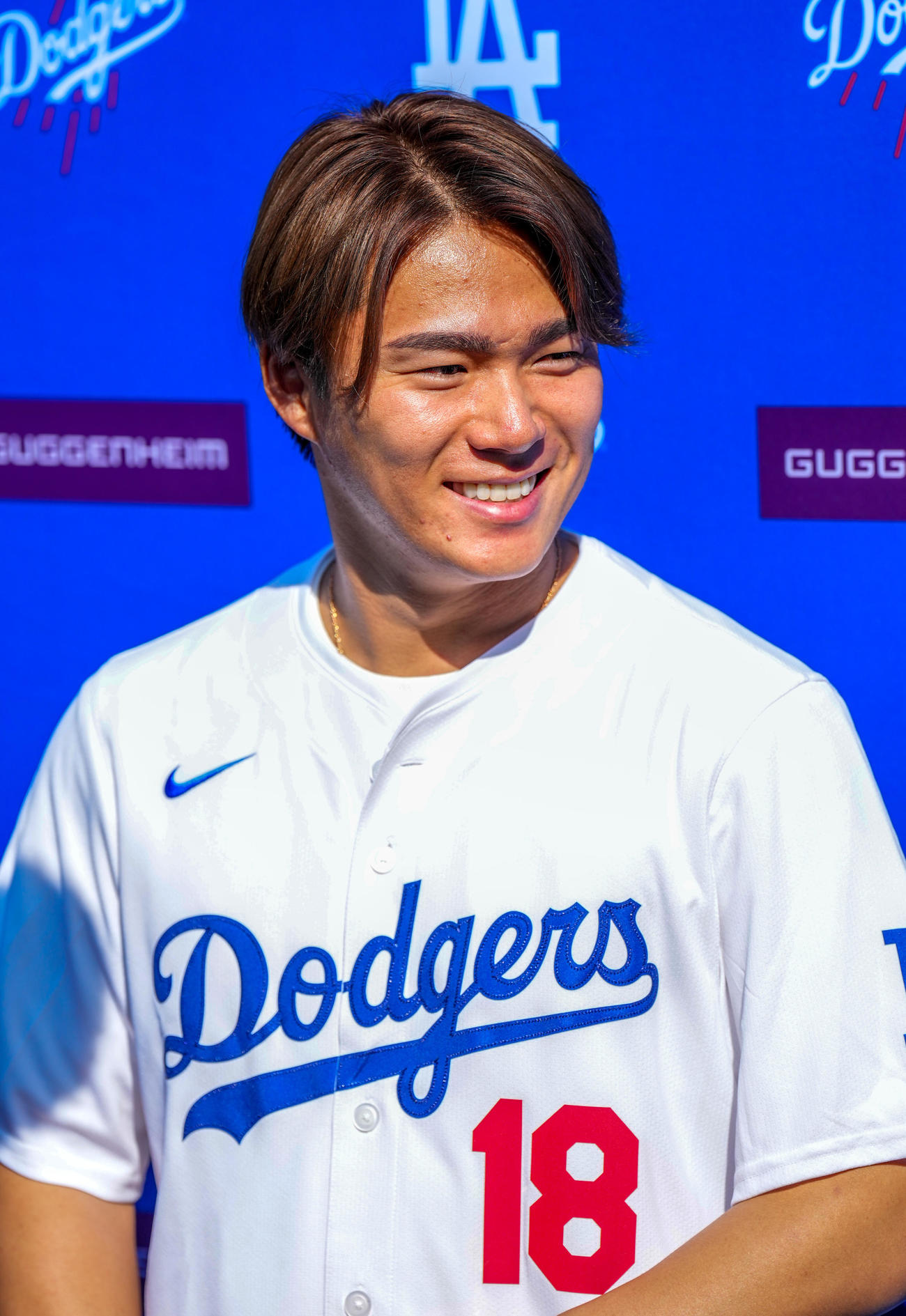 ファン感謝イベント「ドジャーフェスト」に参加し、会見で笑顔を見せるドジャース山本（撮影・菅敏）