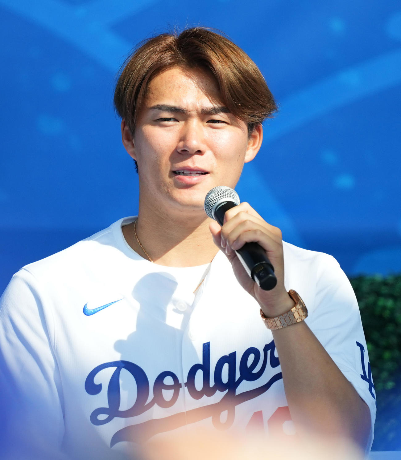 ファン感謝イベント「ドジャーフェスト」に参加し、ステージでトークするドジャース山本（撮影・菅敏）