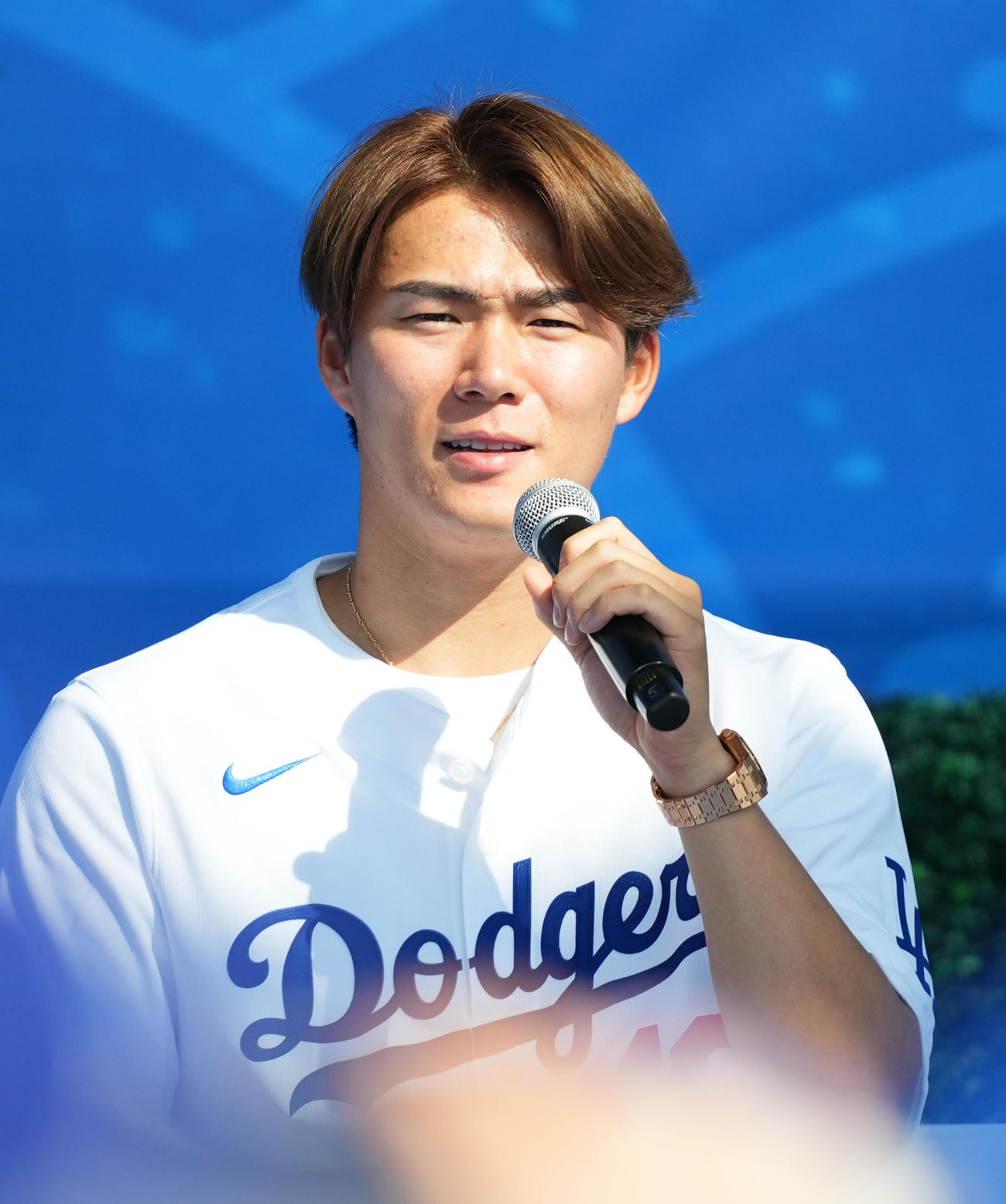 ファン感謝イベント「ドジャーフェスト」に参加し、ステージでトークするドジャース山本（撮影・菅敏）