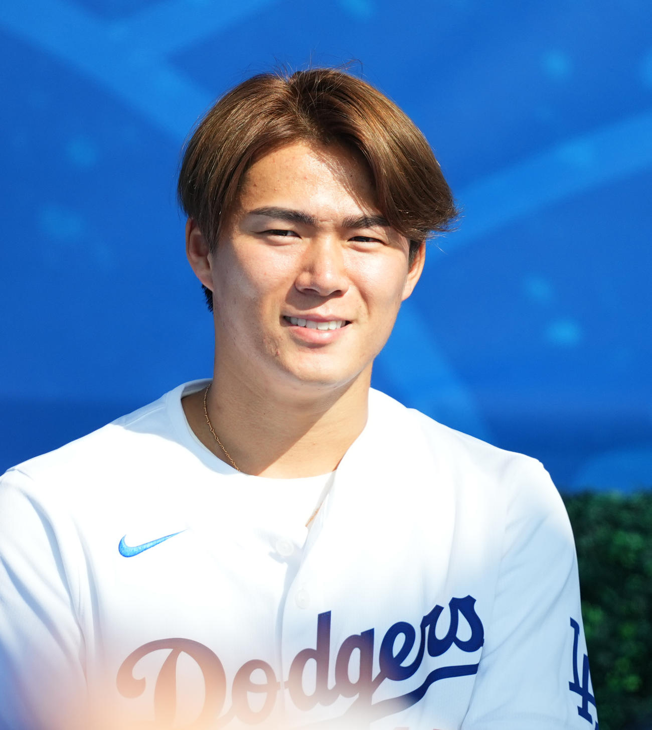 ファン感謝イベント「ドジャーフェスト」に参加し、ステージでトークするドジャース山本（撮影・菅敏）