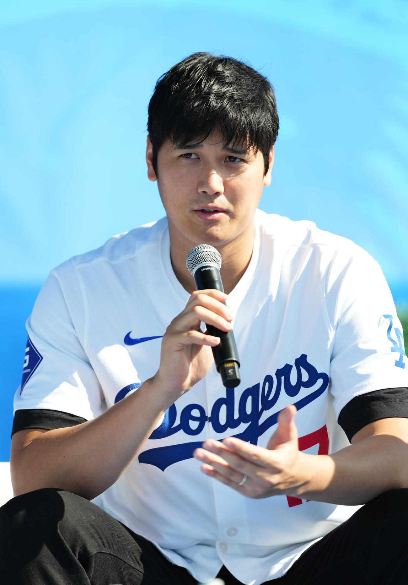 ファン感謝イベント「ドジャーフェスト」に参加し、ステージでトークするドジャース大谷（撮影・菅敏）