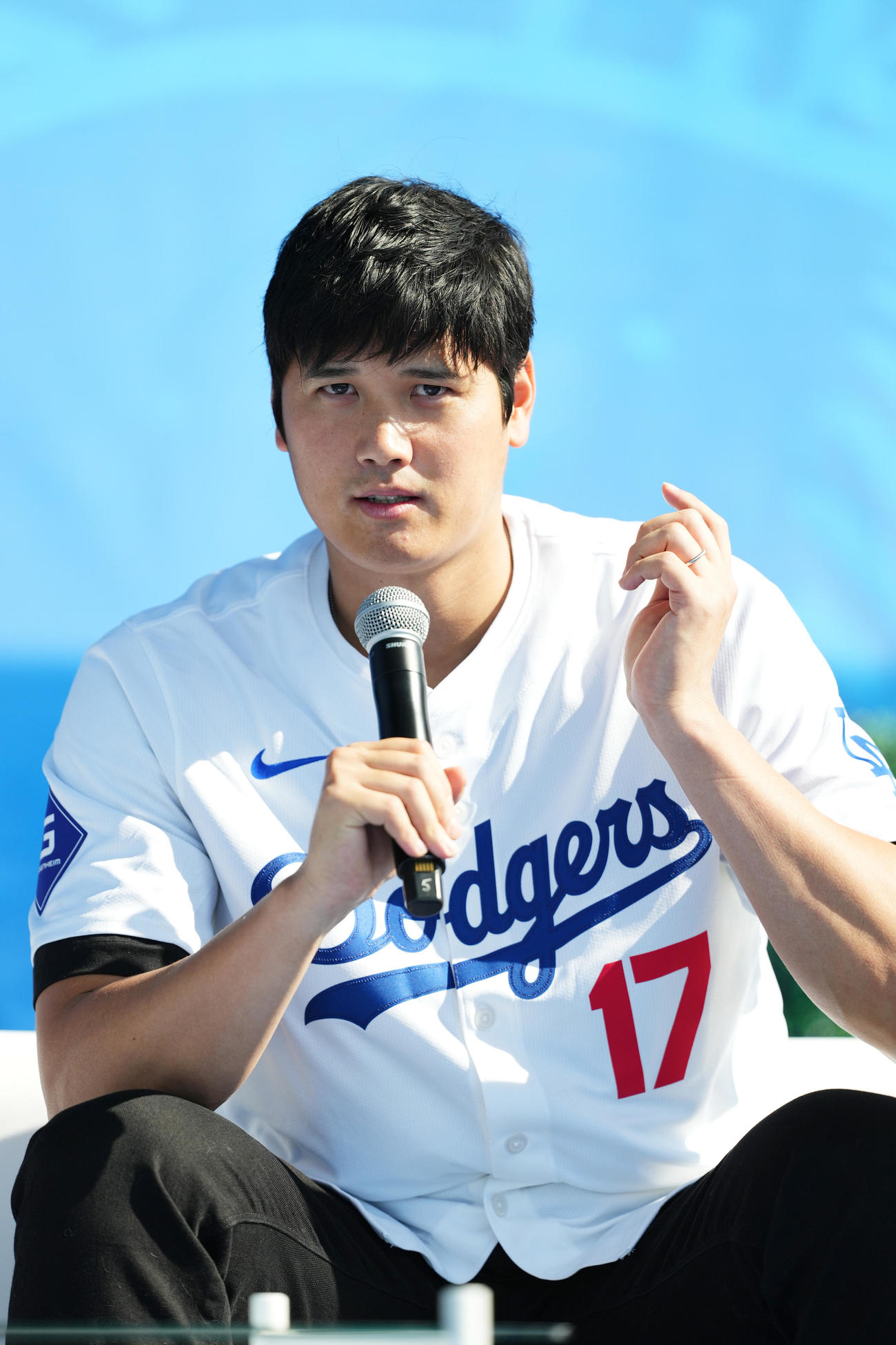 ファン感謝イベント「ドジャーフェスト」に参加し、ステージでトークするドジャース大谷（撮影・菅敏）
