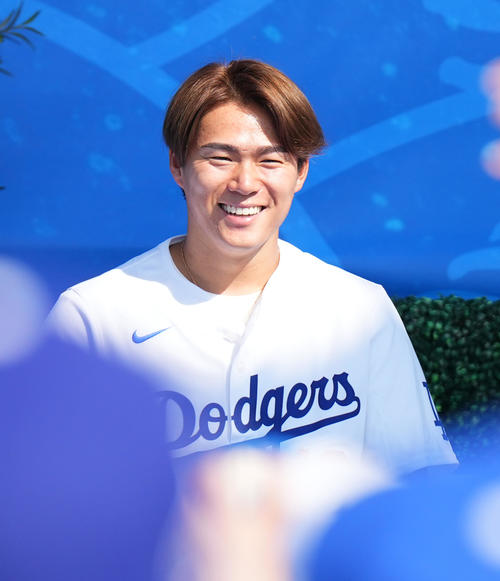 ファン感謝イベント「ドジャーフェスト」に参加し、トークショーで笑顔を見せるドジャース山本（撮影・菅敏）