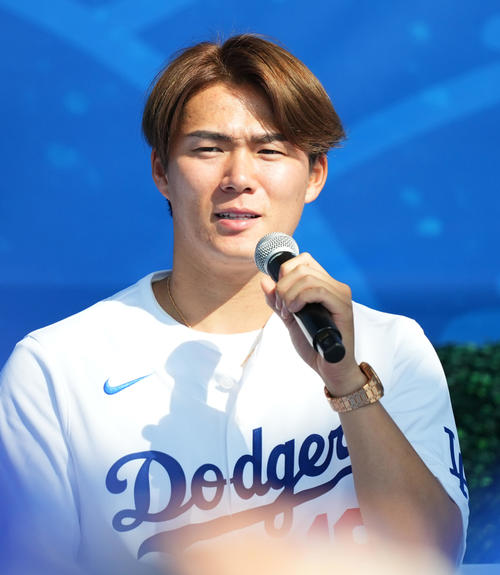 ファン感謝イベント「ドジャーフェスト」に参加し、ステージでトークするドジャース山本（撮影・菅敏）