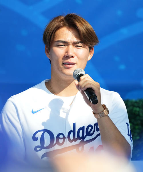 ファン感謝イベント「ドジャーフェスト」に参加し、ステージでトークするドジャース山本（撮影・菅敏）