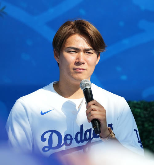 ファン感謝イベント「ドジャーフェスト」に参加し、ステージでトークするドジャース山本（撮影・菅敏）