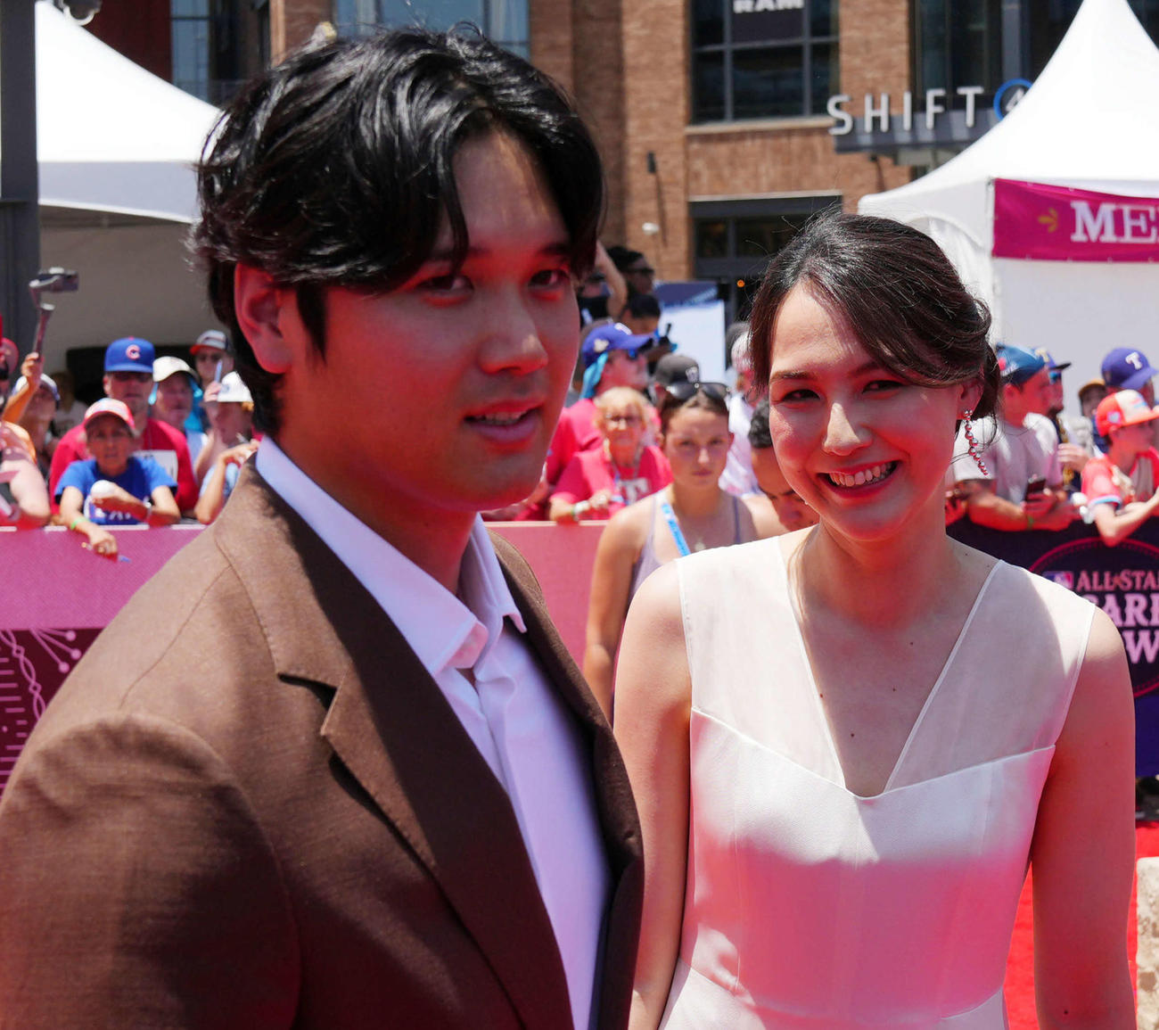 2024年7月、ドジャース大谷（左）と真美子夫人