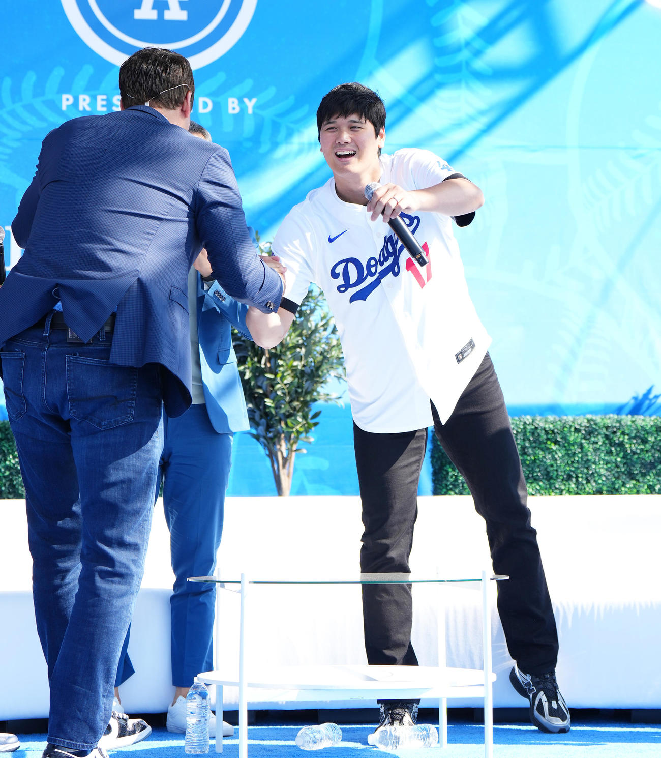 ファン感謝イベント「ドジャーフェスト」に参加し、ハグで迎えられるドジャース大谷（右）（撮影・菅敏）
