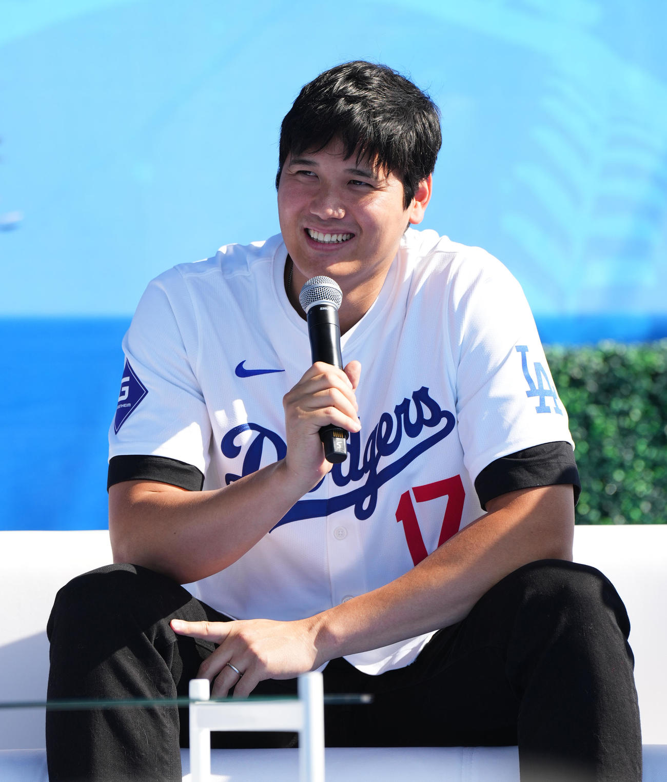 ファン感謝イベント「ドジャーフェスト」に参加し、笑顔でトークするドジャース大谷（撮影・菅敏）