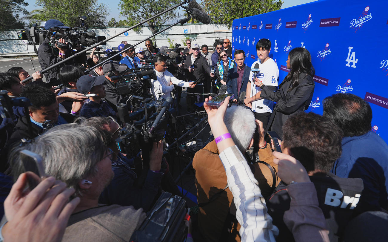 ファン感謝イベント「ドジャーフェスト」に参加したドジャース大谷（中央右）は、集まった報道陣の質問に答える（撮影・菅敏）