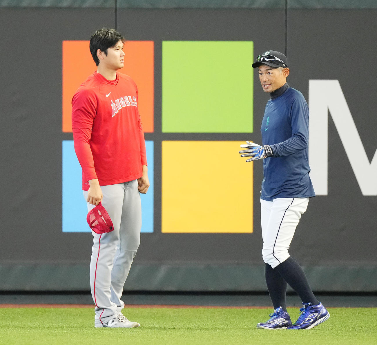 2023年4月、大谷（左）と話すイチロー氏