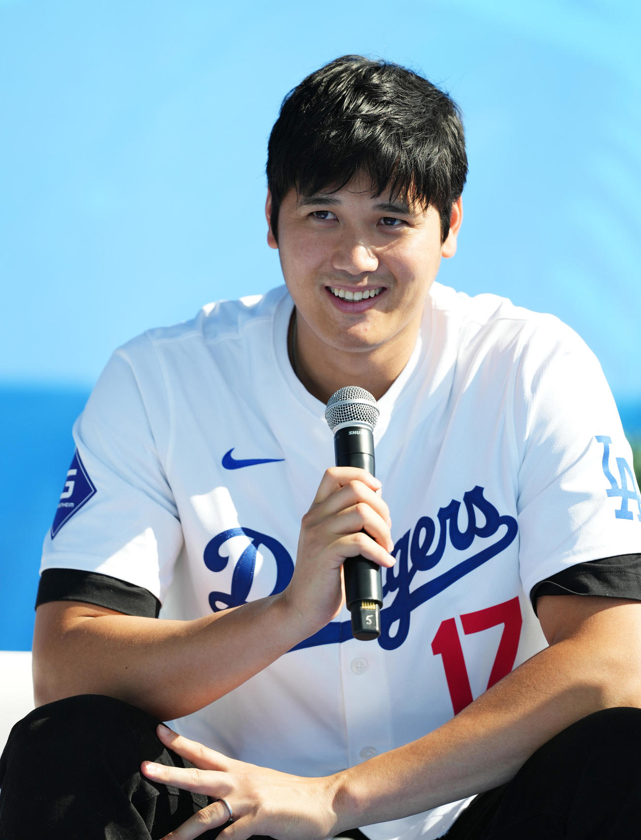 ファン感謝イベント「ドジャーフェスト」に参加し、ステージでトークするドジャース大谷（撮影・菅敏）