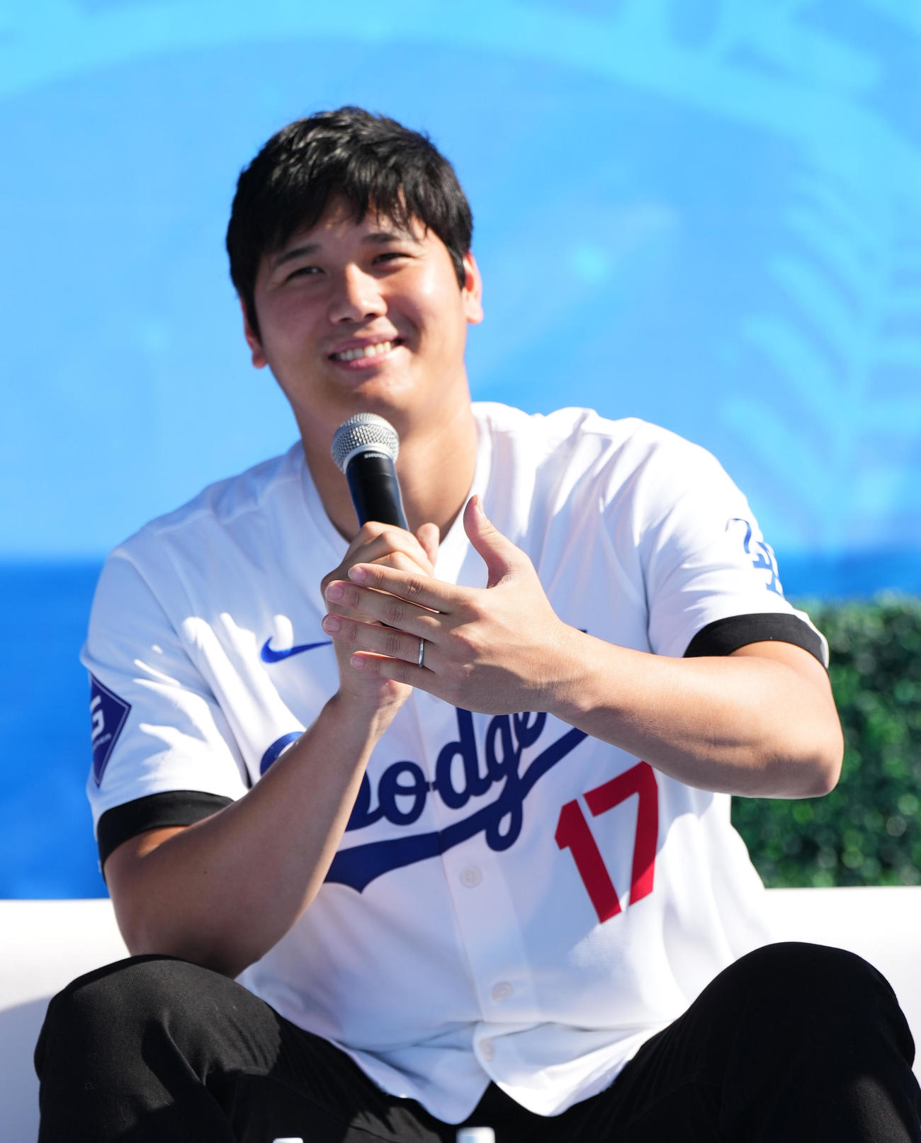 ファン感謝イベント「ドジャーフェスト」に参加し、笑顔でトークするドジャース大谷（撮影・菅敏）