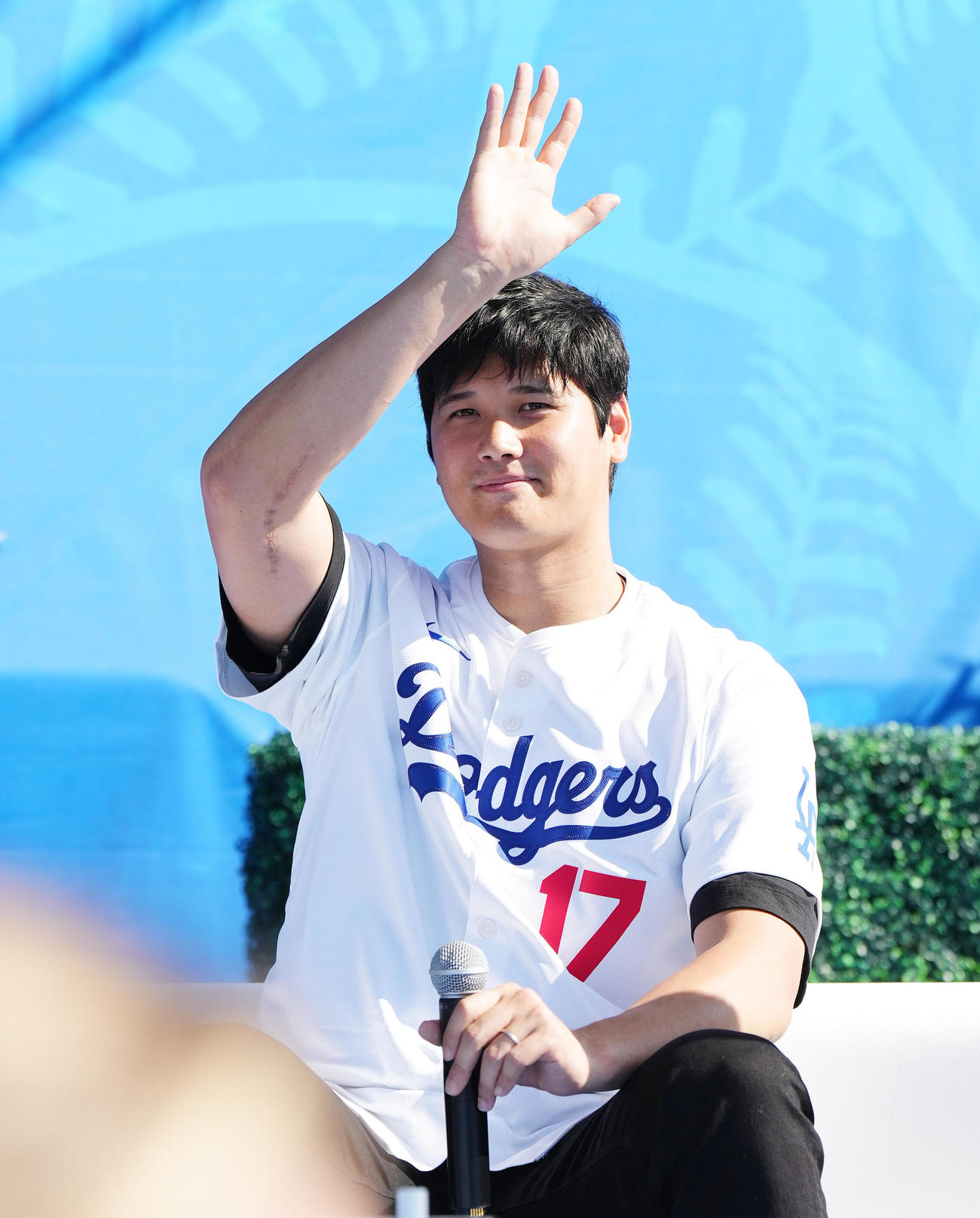 ファン感謝イベント「ドジャーフェスト」に参加し、ステージでファンに手を振るドジャース大谷（撮影・菅敏）