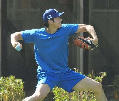 キャンプ地でキャッチボールを前に壁当てするドジャース大谷（撮影・菅敏）