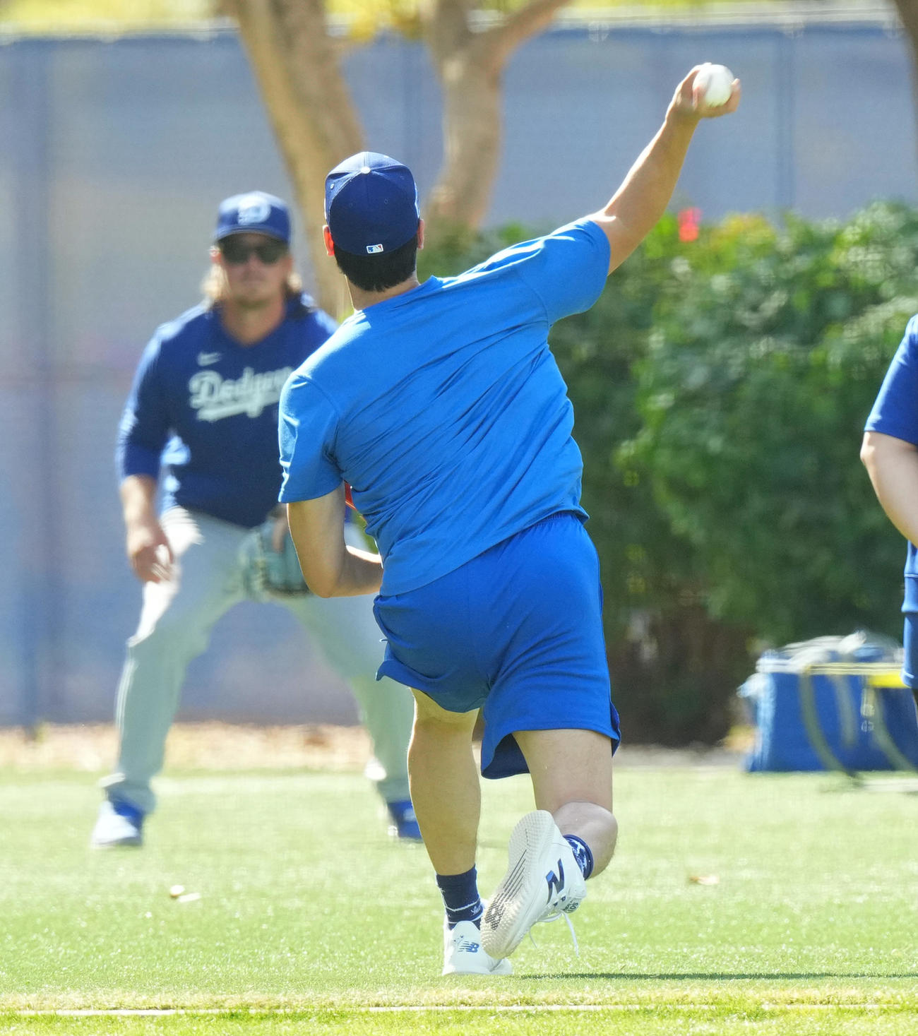 ドジャース春季キャンプ　キャンプ地でキャッチボールをするドジャース大谷（撮影・菅敏）
