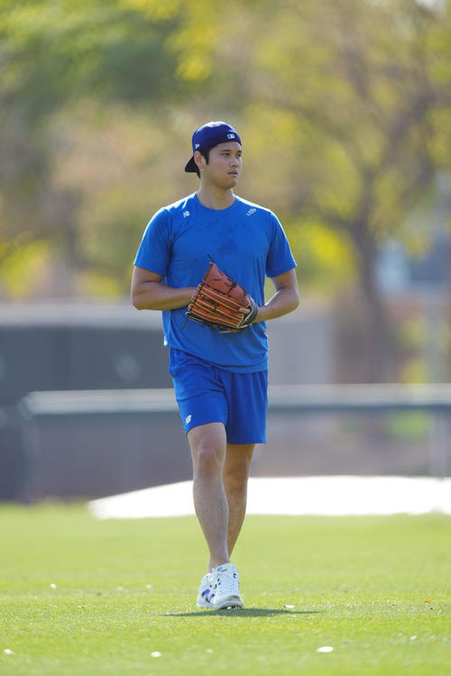 力強くキャッチボールをするドジャース大谷（撮影・菅敏）