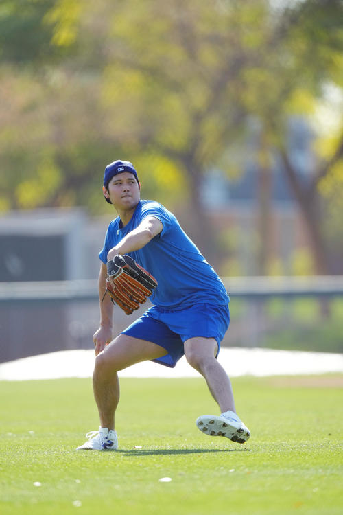 力強くキャッチボールをするドジャース大谷（撮影・菅敏）