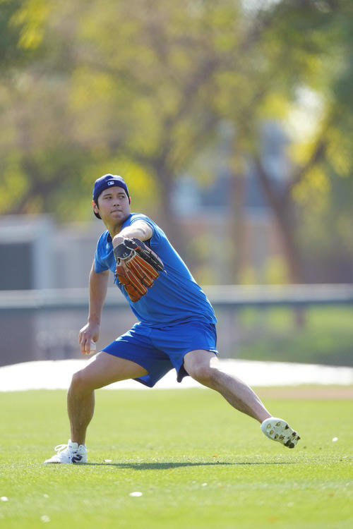 力強くキャッチボールをするドジャース大谷（撮影・菅敏）