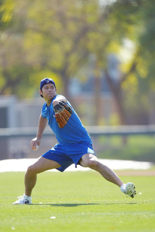 力強くキャッチボールをするドジャース大谷（撮影・菅敏）