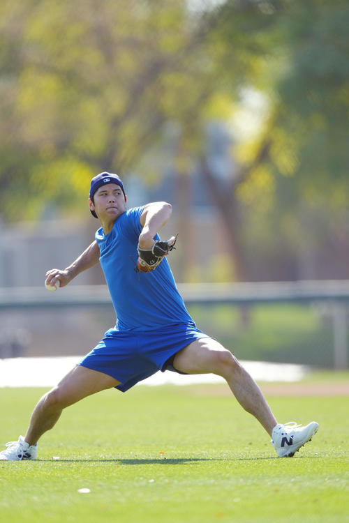 力強くキャッチボールをするドジャース大谷（撮影・菅敏）