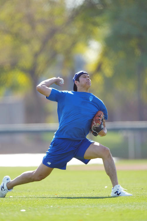 力強くキャッチボールをするドジャース大谷（撮影・菅敏）