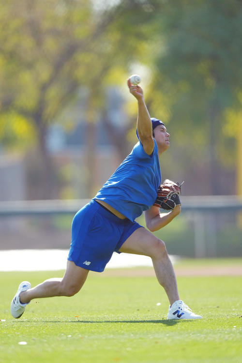 力強くキャッチボールをするドジャース大谷（撮影・菅敏）