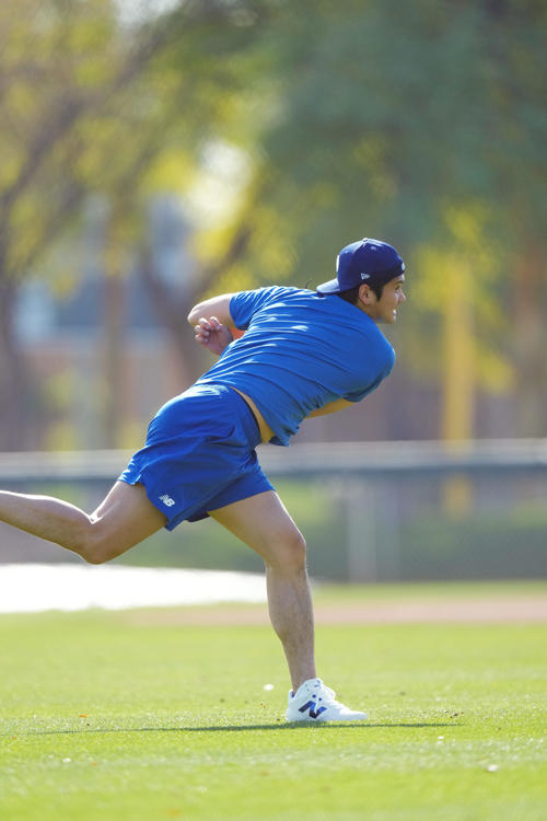 力強くキャッチボールをするドジャース大谷（撮影・菅敏）
