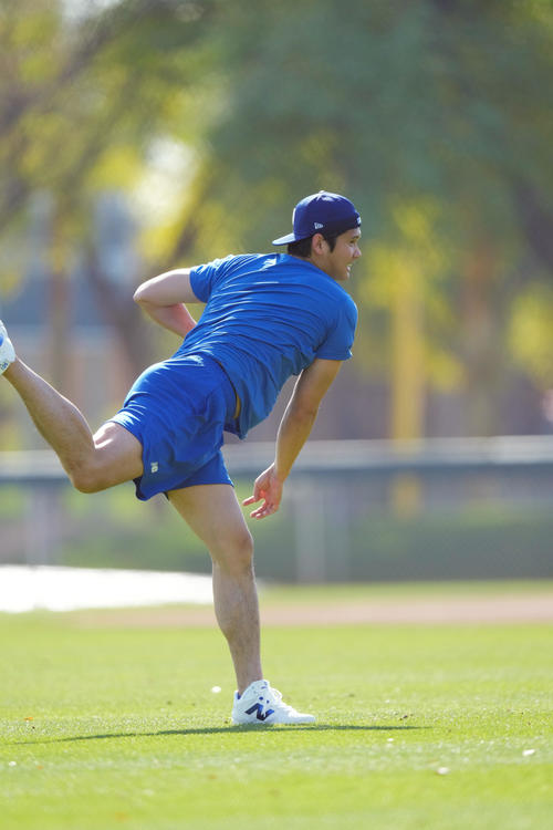 力強くキャッチボールをするドジャース大谷（撮影・菅敏）