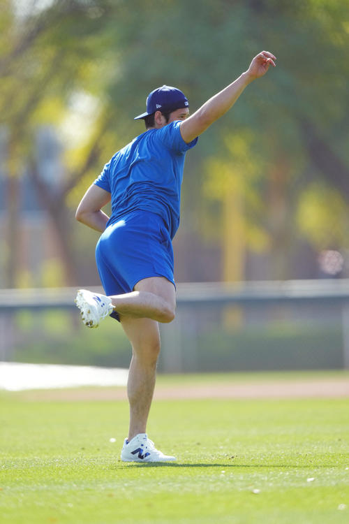 力強くキャッチボールをするドジャース大谷（撮影・菅敏）