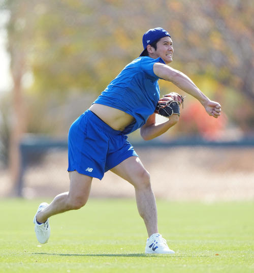 力強くキャッチボールをするドジャース大谷（撮影・菅敏）